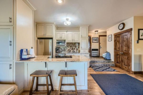 Minutes from Fun-Come Relax and Have a Blast! Flexible Cancellation condo